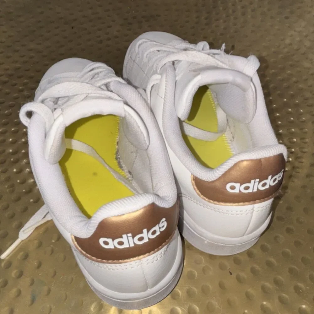 adidas Men’s White & Gold Solid Low Top Lace-Up Sneakers Gold Heel size 6